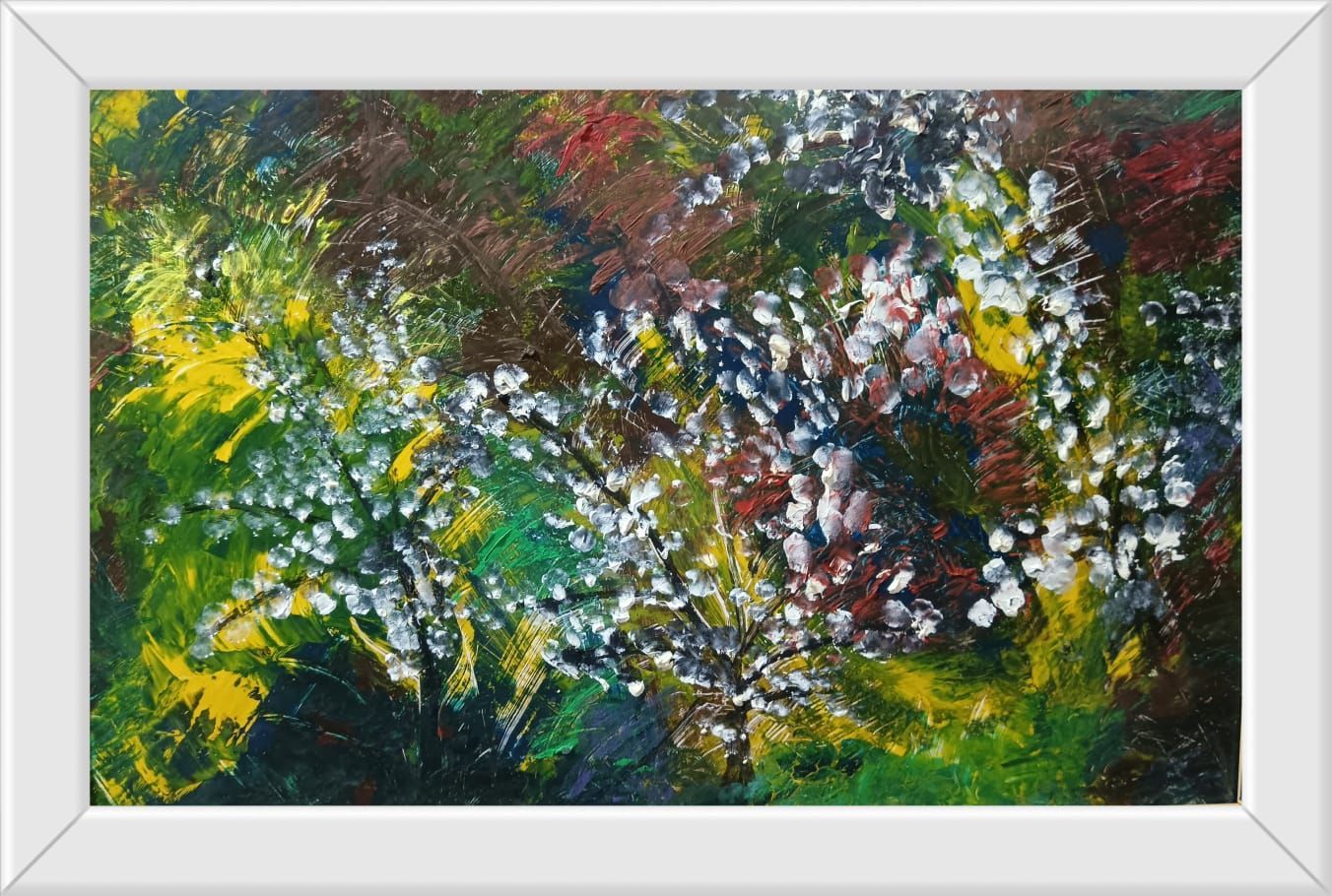 Pintura abstracta de flores blancas sobre un fondo verde, amarillo, marrón y rojo.