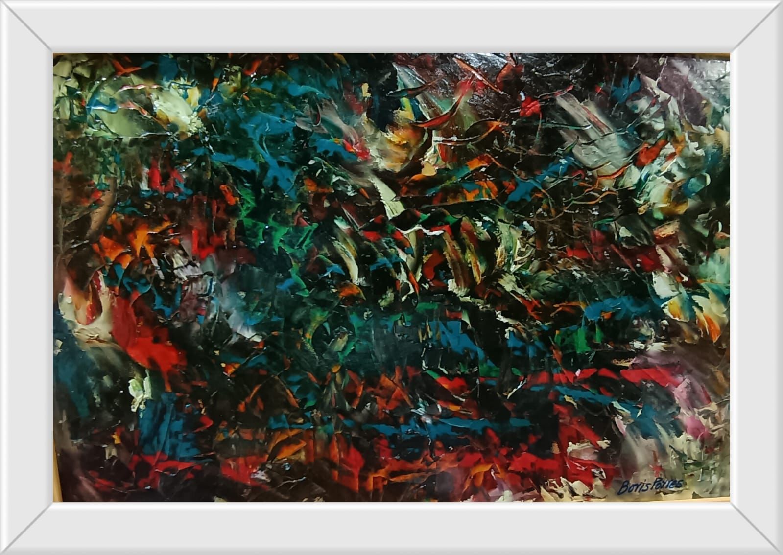 Cuadro abstracto con marco blanco, fondo oscuro con toques de rojo, verde, azul y amarillo.