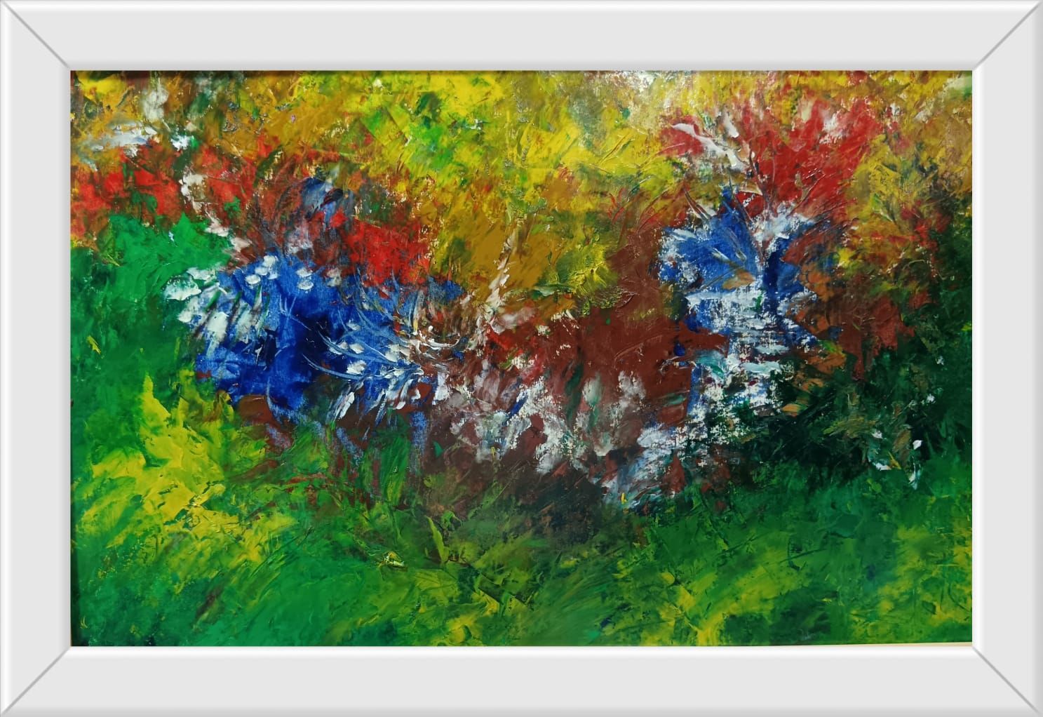 Pintura abstracta de flores coloridas en un marco blanco. Rojos, azules, verdes, amarillos y pinceladas blancas.