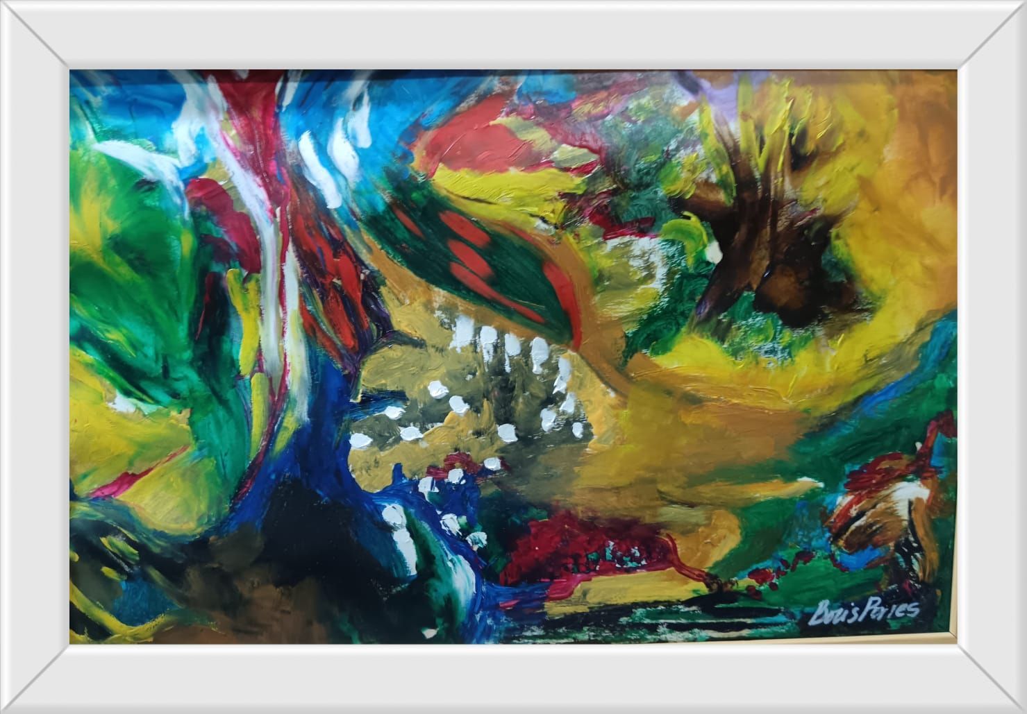 Cuadro abstracto con remolinos de amarillo, verde, azul, rojo y marrón. Marco blanco.