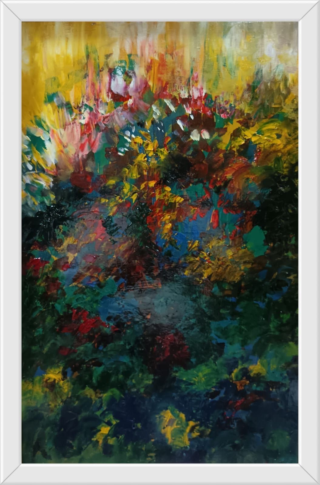 Pintura floral abstracta en marco blanco, con colores vibrantes como amarillo, rojo, azul y verde.
