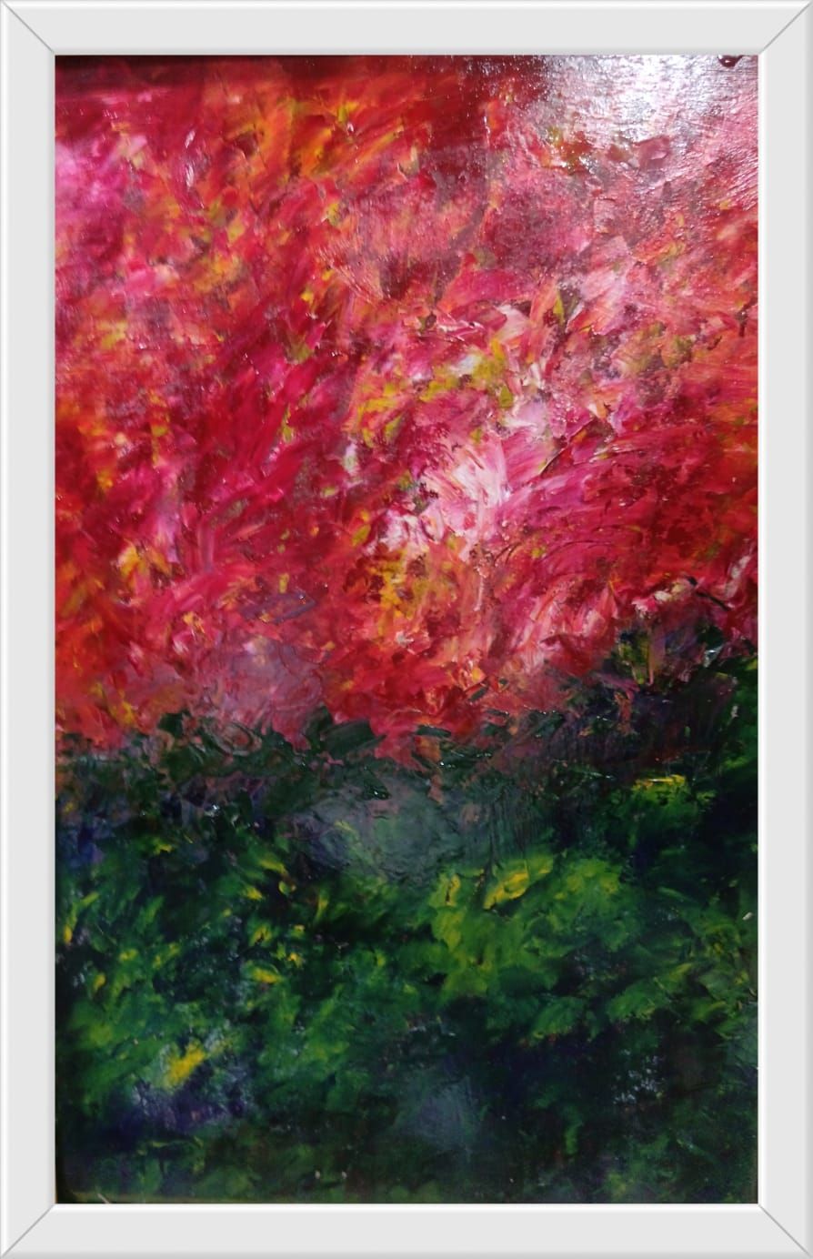 Pintura abstracta con una sección superior de color rojo y rosa vibrantes sobre una sección inferior verde y oscura.