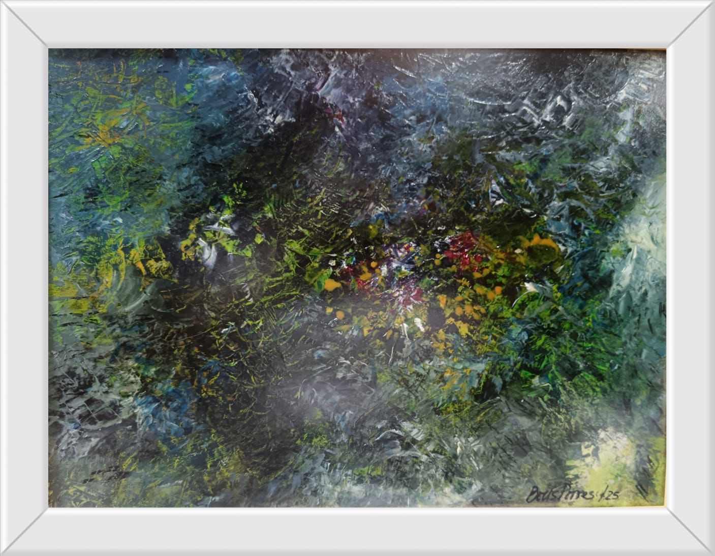 Cuadro abstracto con remolinos de verdes, azules y blancos sobre un fondo oscuro, en un marco blanco.