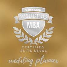 Gold wedding planner badge logo reading “Eloisa Lara Wedding MBA Certified Elite Level.”