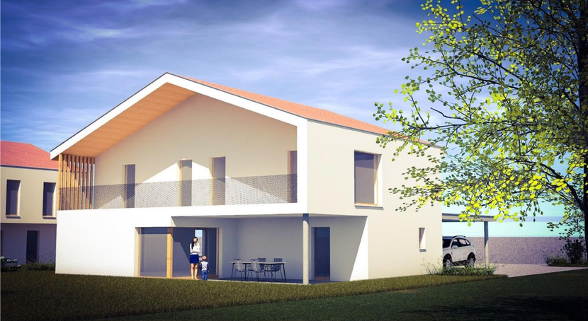 Maison moderne à deux étages avec balcon et une femme debout devant des portes vitrées.