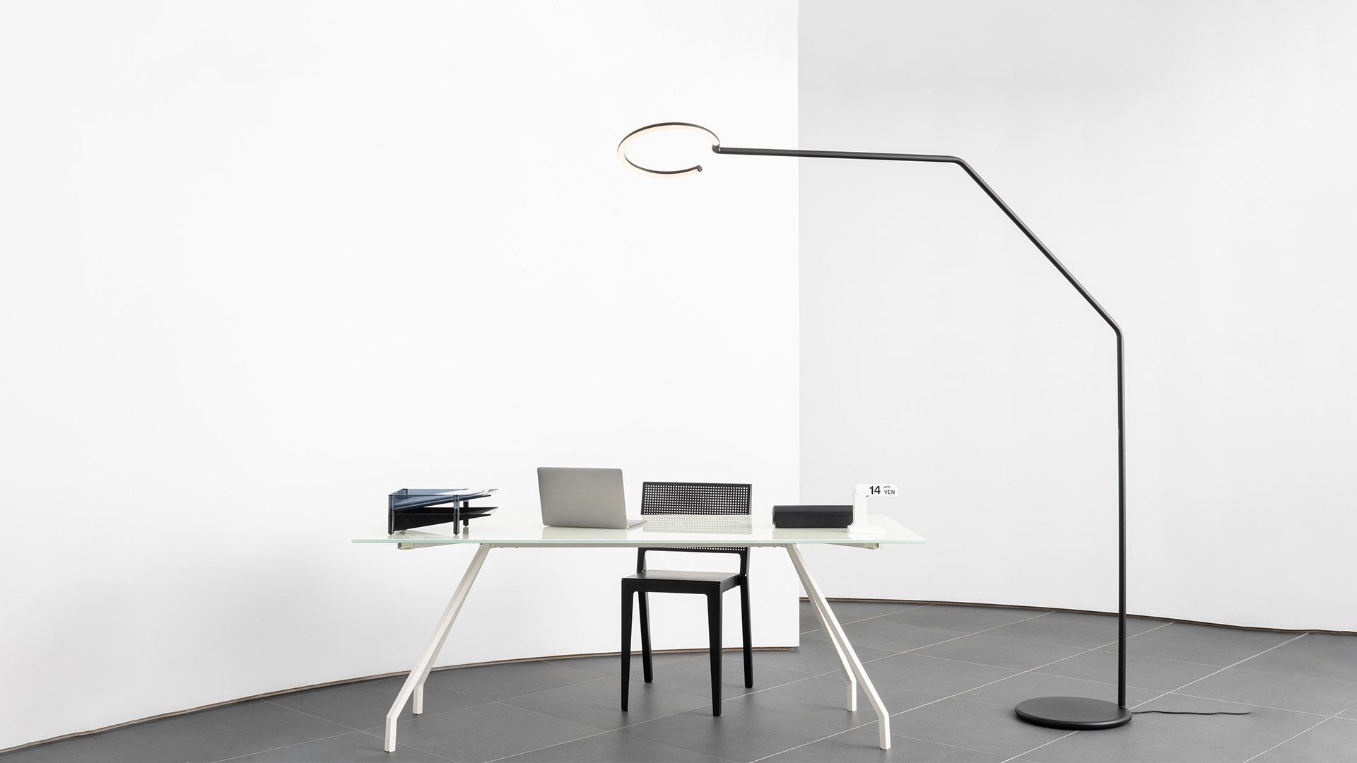 showroom Artemide lampade da terra Colombo Illuminazione Novara