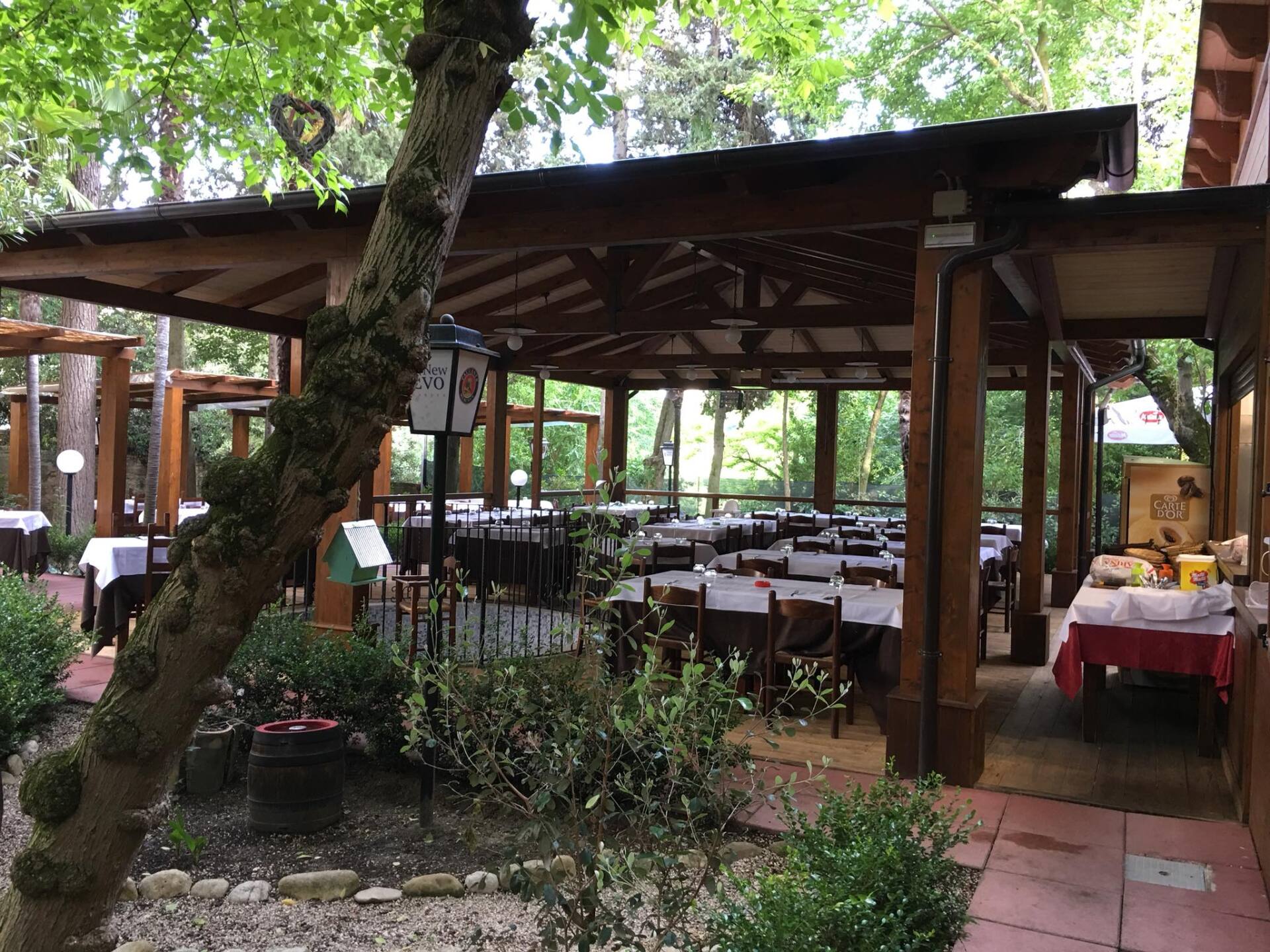tavoli all'aperto
