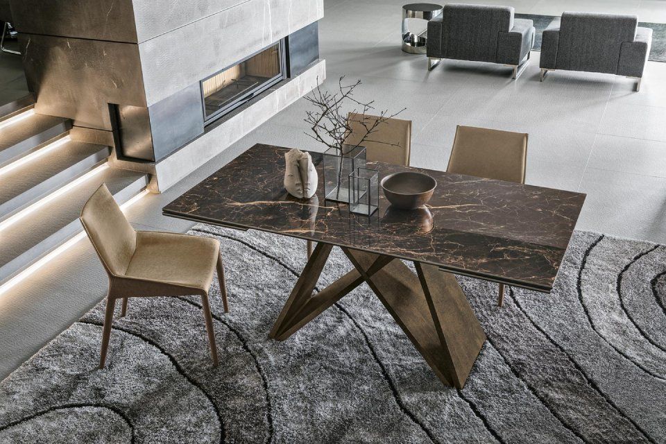 tavolo scuro marmorizzato e sedia beige
