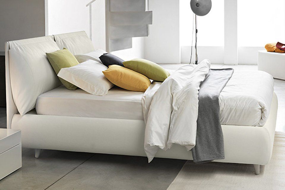 letto con testata imbottita color panna