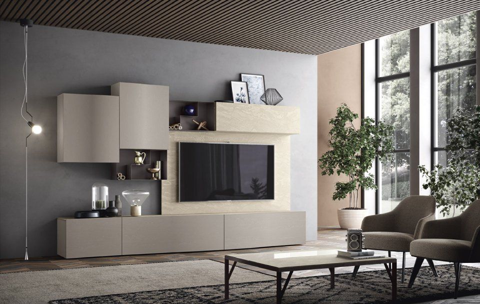 parete con pensili color crema e tv a muro