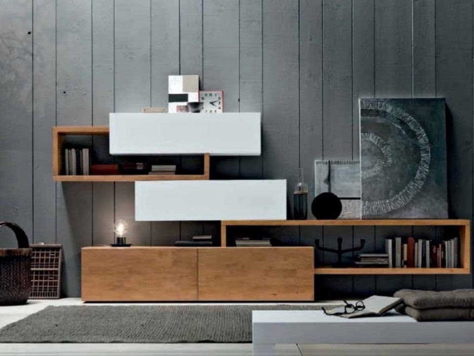 parete con mobili contenitore bianchi e in legno