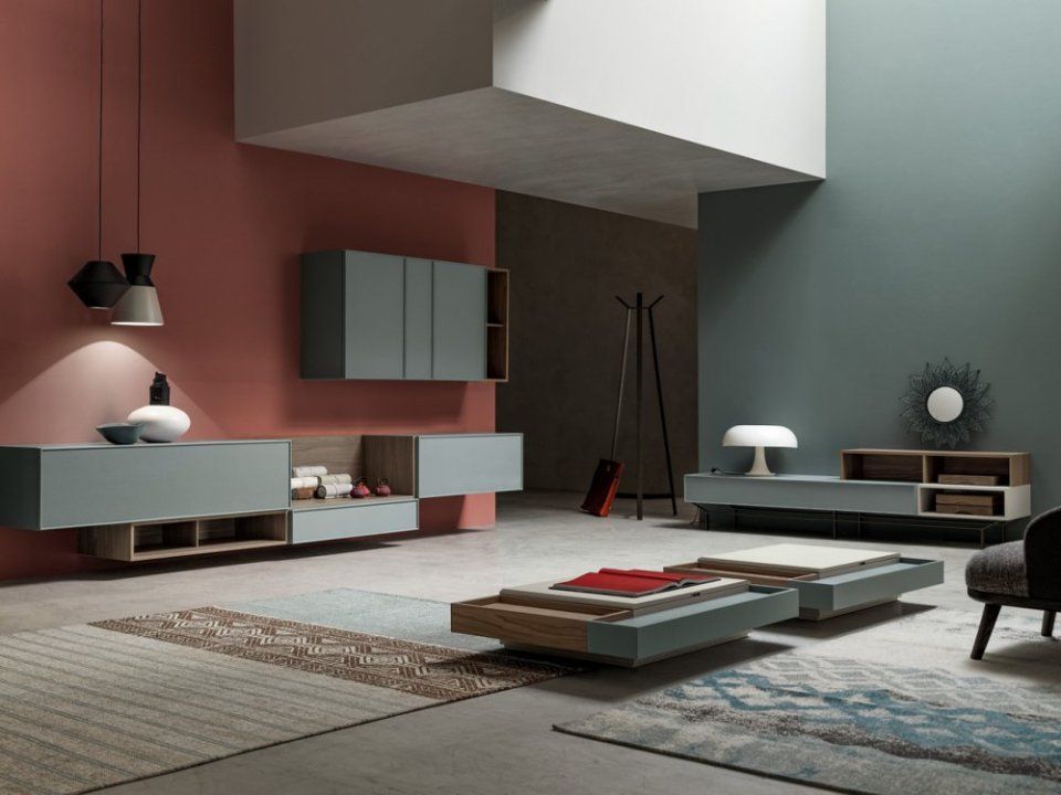 zona living con arredi moderni e parete rosso mattone
