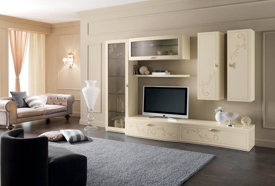 parete attrezzata con moduli color crema e tv