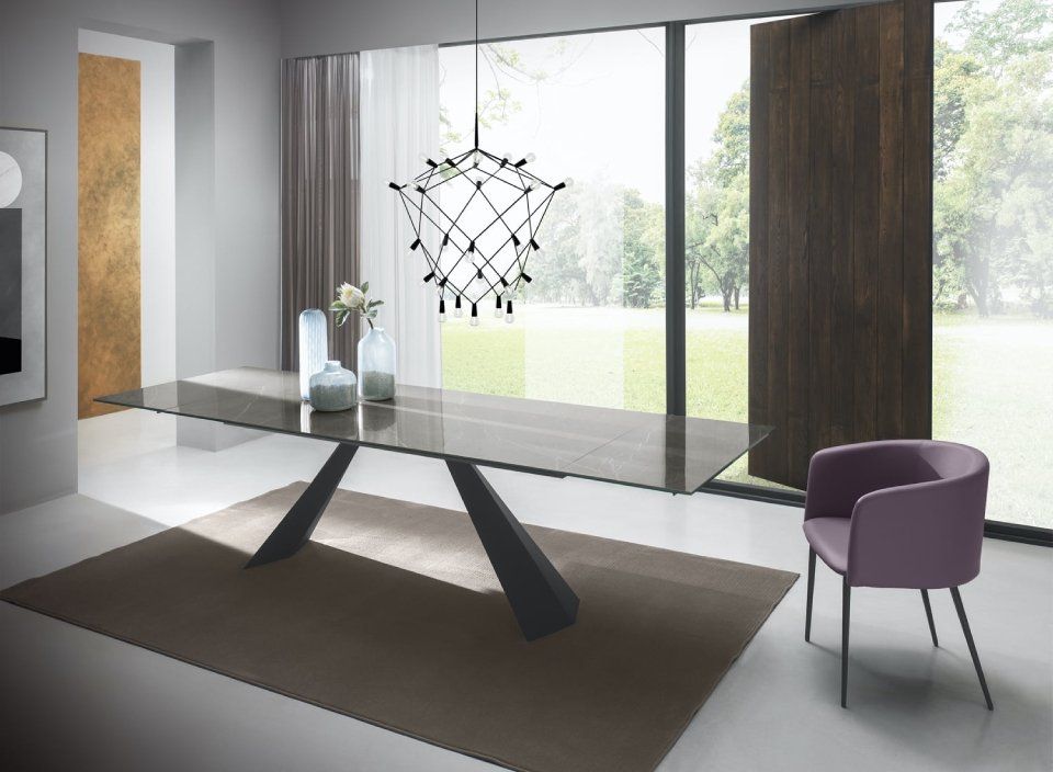 zona living con tavolo nero lungo