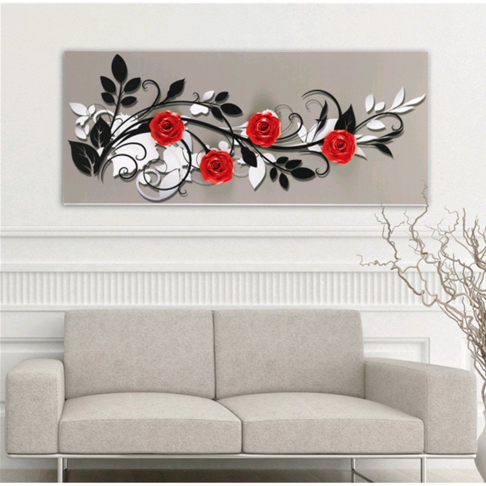 divano grigio con decorazione murale a tema floreale