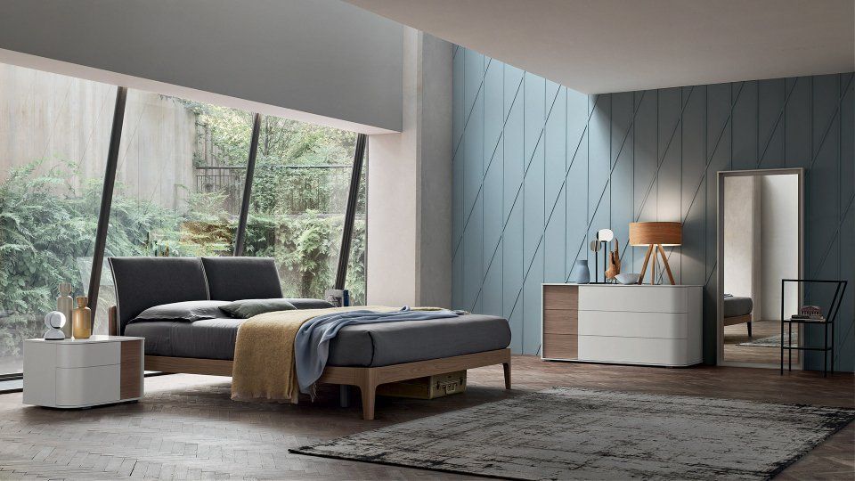 camera da letto con arredi moderni e parete celeste