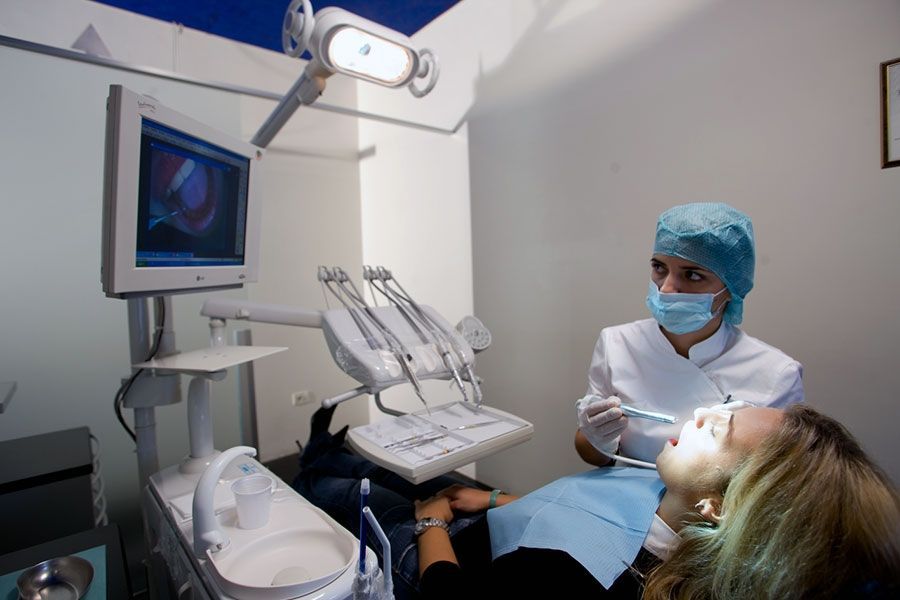 Una donna si sta facendo visitare i denti dal dentista