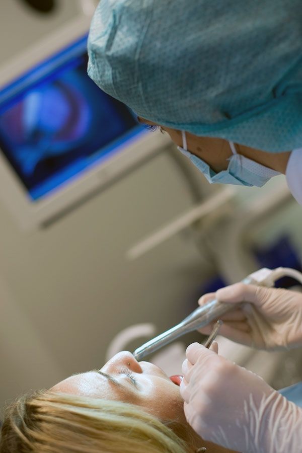 Un dentista sta esaminando i denti di un paziente in uno studio dentistico.