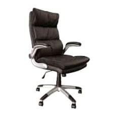 Una silla de oficina de cuero negro con ruedas sobre un fondo blanco.