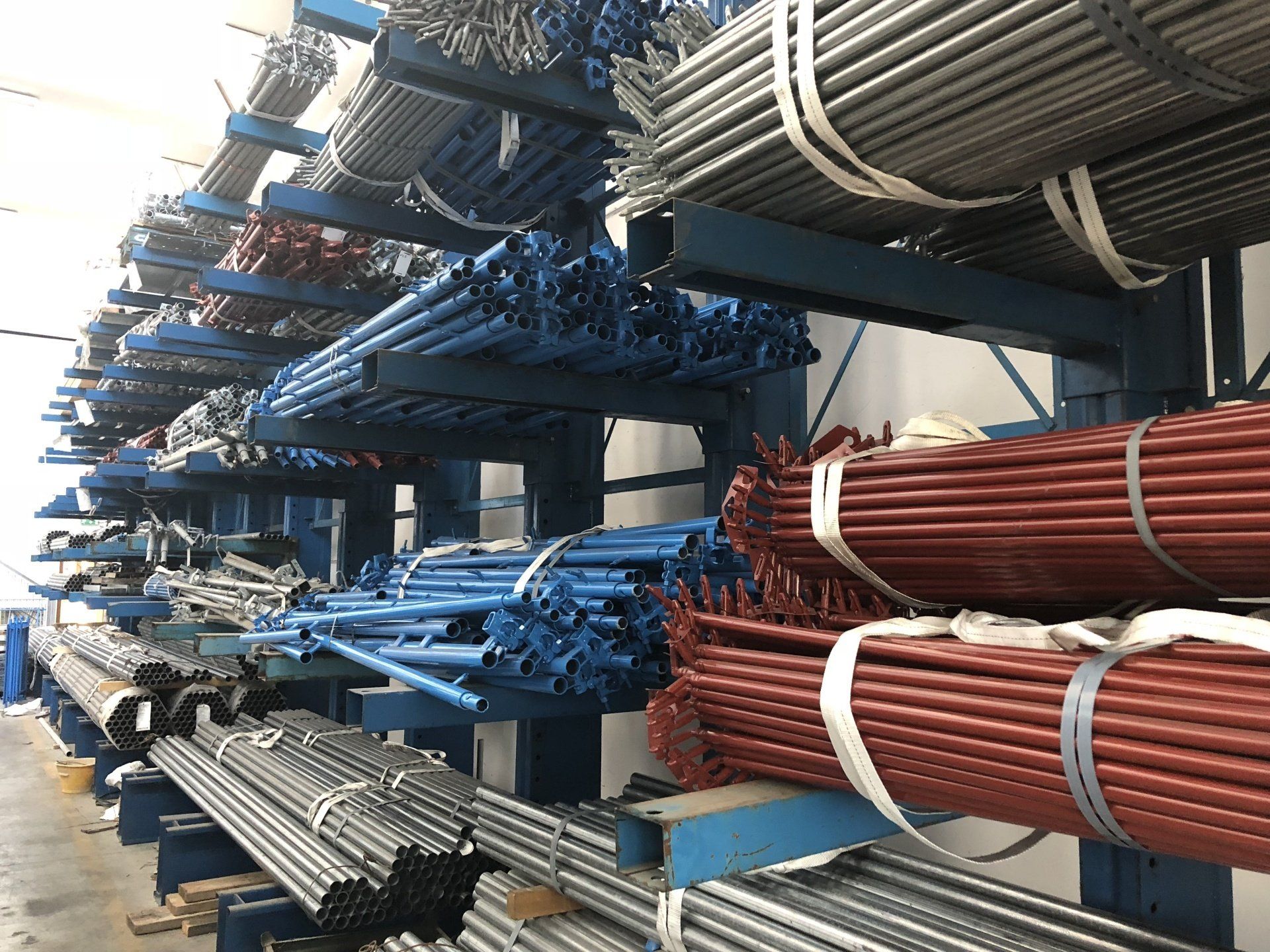 un magazzino pieno di molti tubi metallici