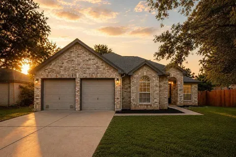 109 Kyra Ln, Taylor, TX, 76574 - MLS# 4190184 garage door