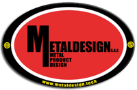 Logo Metadesign SAS in un ovale rosso con testo nero e dettagli gialli.