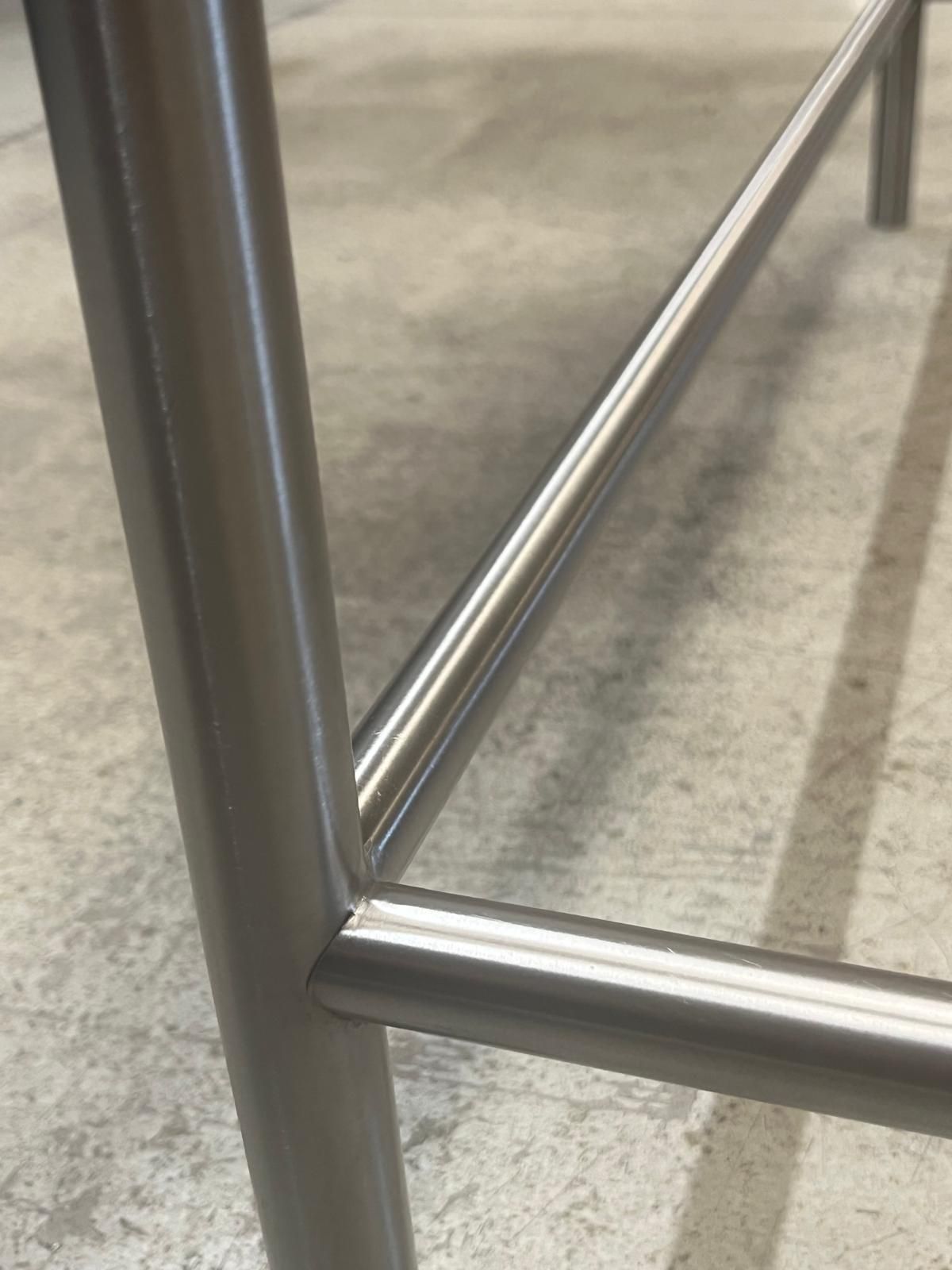 Taglio laser di lamiere metalliche con scintille brillanti e ritagli circolari