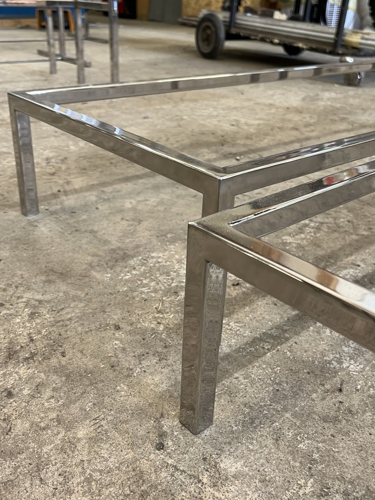 Tavoli metallici o strutture a piattaforma in un magazzino con pavimento in cemento