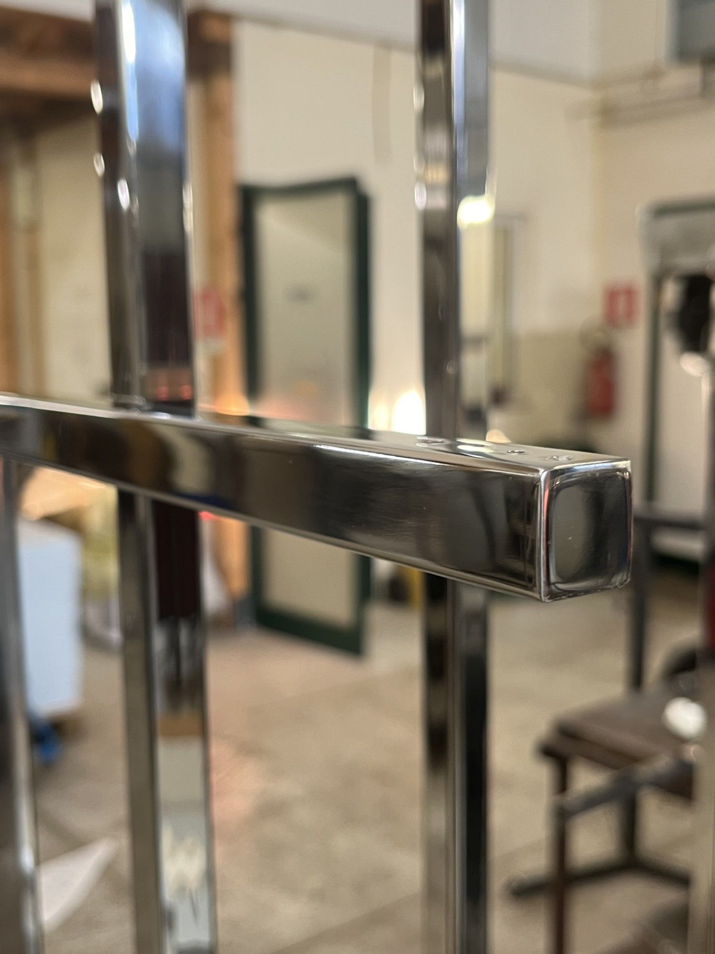Primo piano di un corrimano cromato in una palestra o in una sala di fisioterapia.