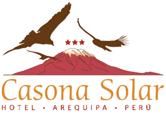 Logotipo del hotel Casona Solar con cóndores sobre una montaña roja, Arequipa, Perú.