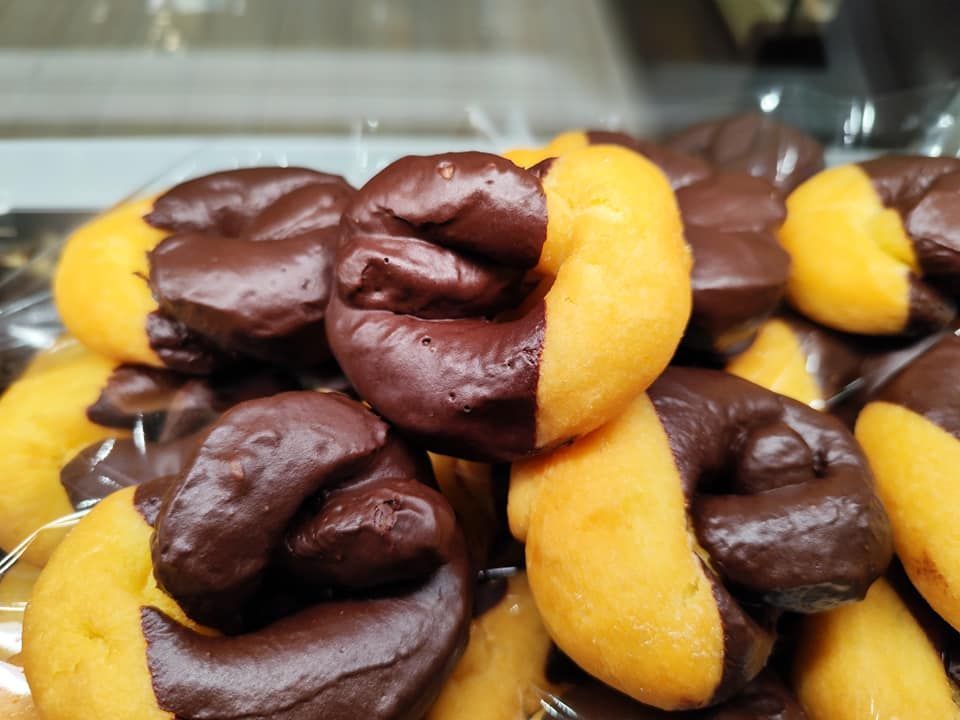Un primo piano di una pila di biscotti ricoperti di cioccolato