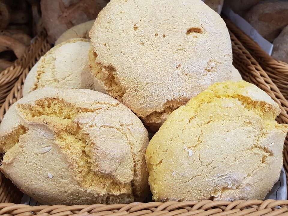 Un cesto di vimini pieno di diversi tipi di pane