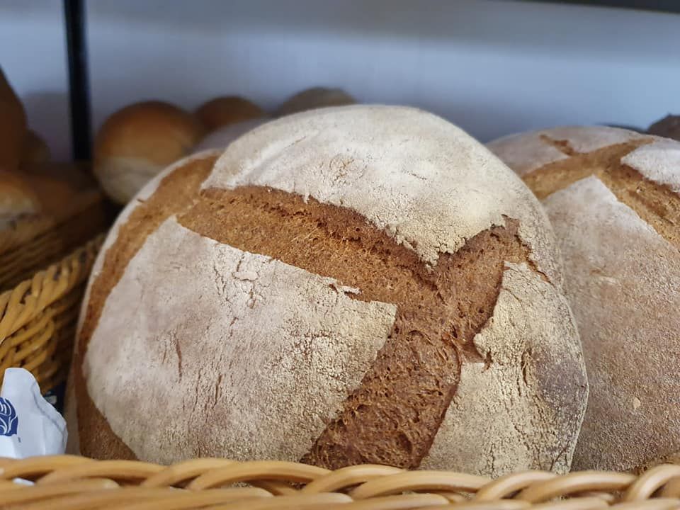 Una pagnotta di pane è seduta in un cesto di vimini