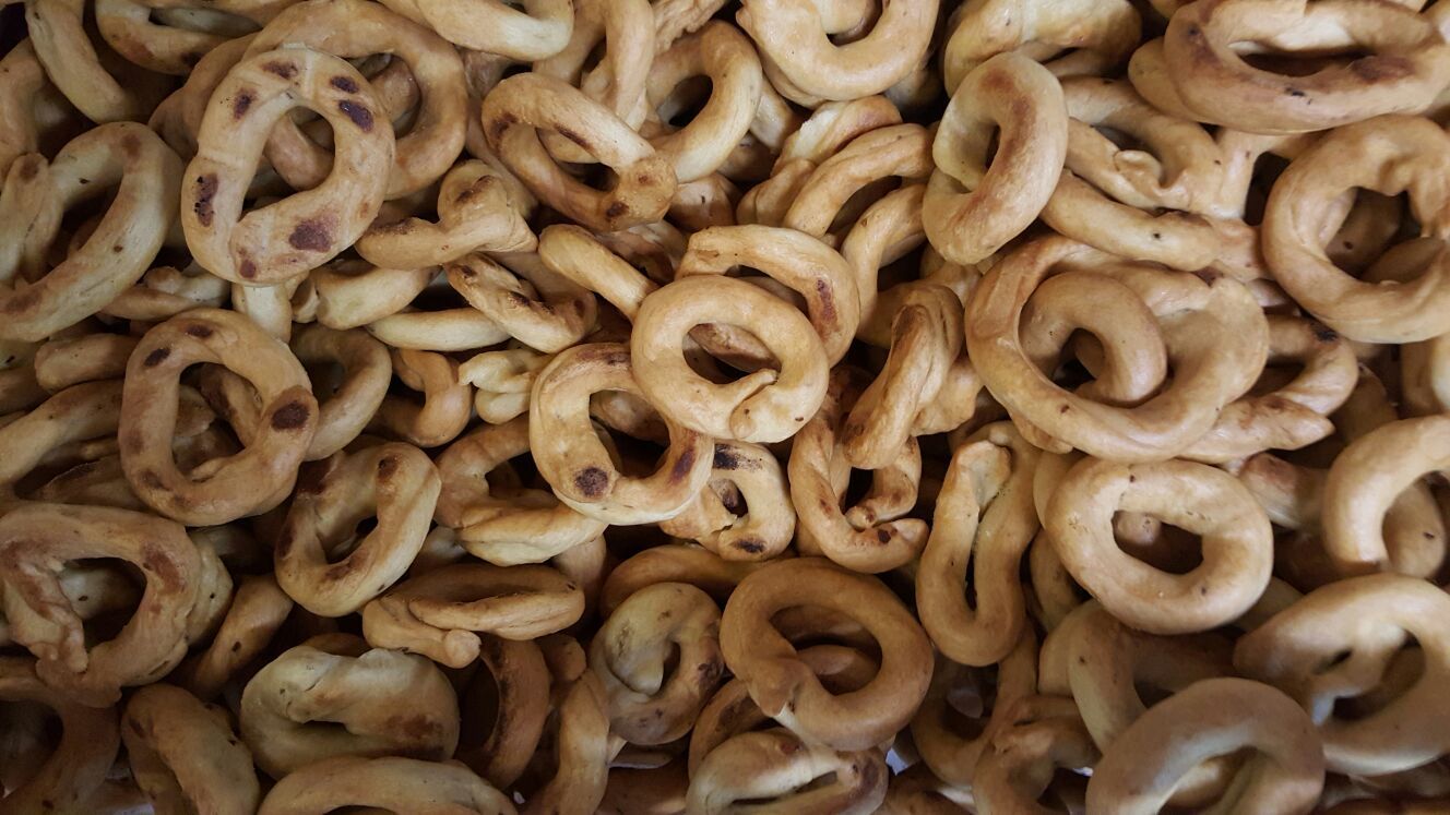 Una pila di pretzel adagiati uno sopra l'altro su un tavolo.