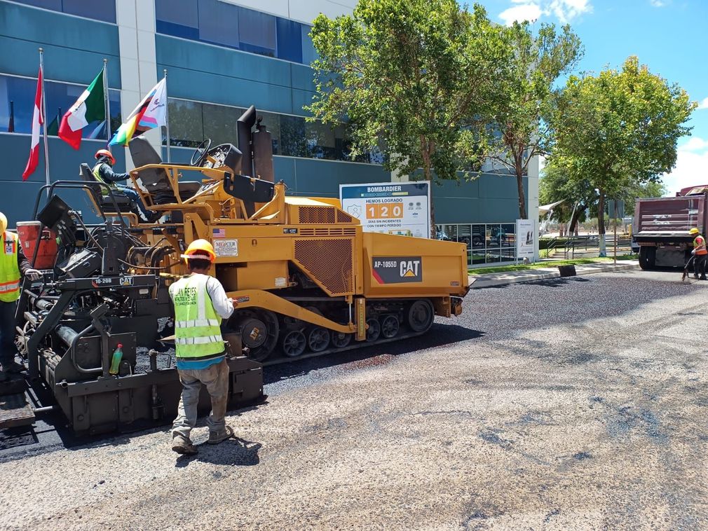 Equipo de terracerías verificando niveles