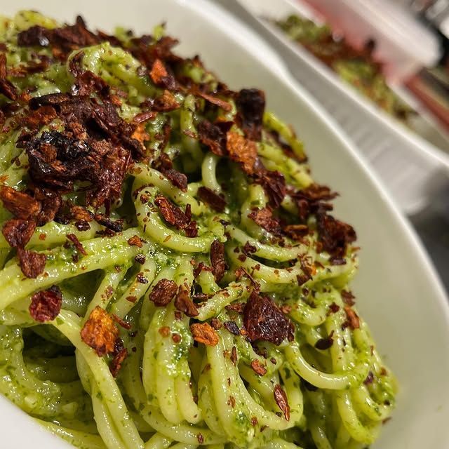 spaghetti con pesto al basilico