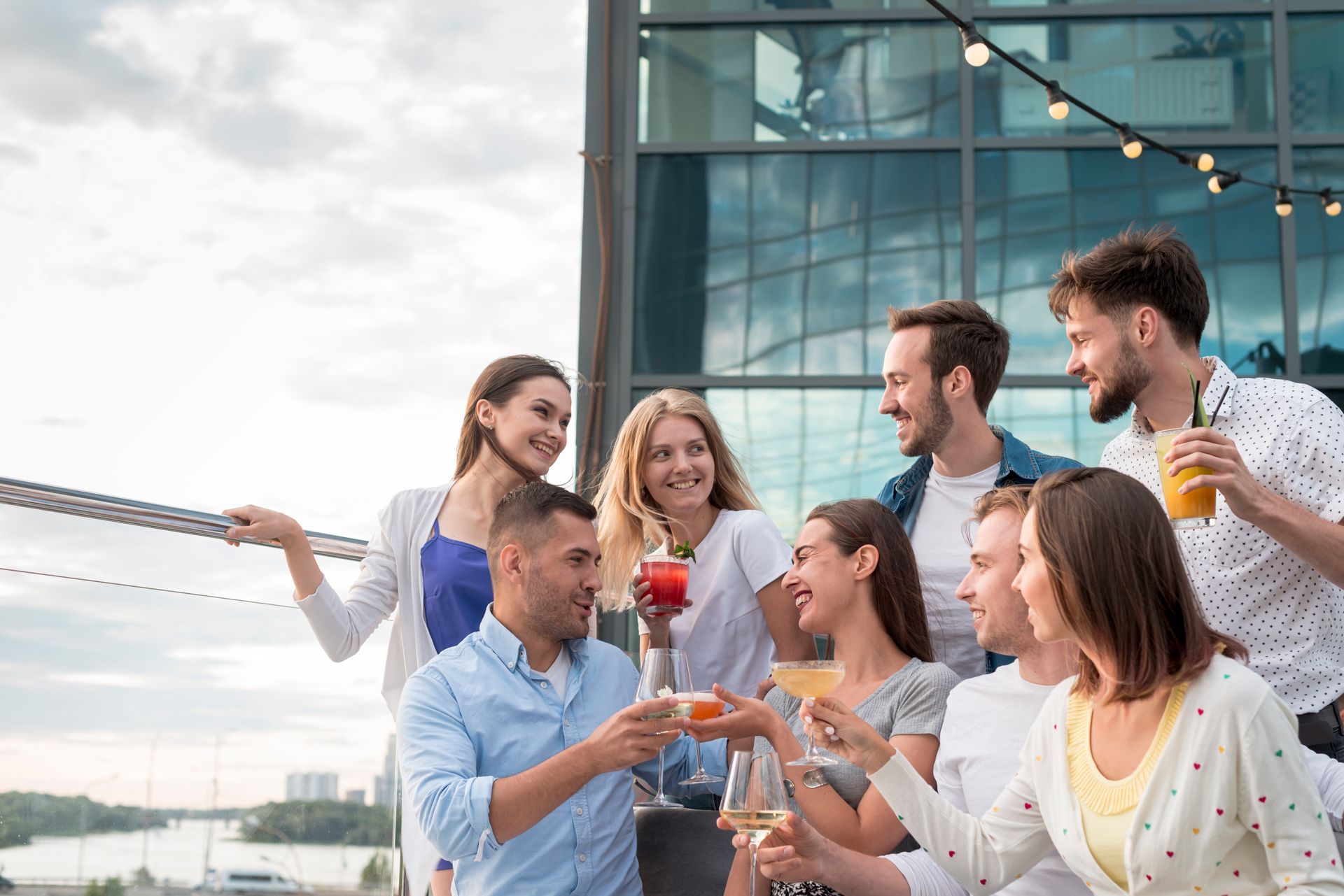 Amigos comemorando com bebidas