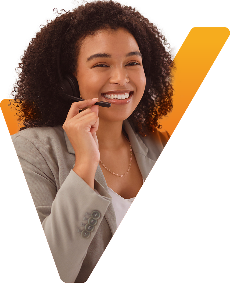 Mulher sorridente com fone de ouvido; vestindo um blazer cinza, em contraste com um grande V amarelo.