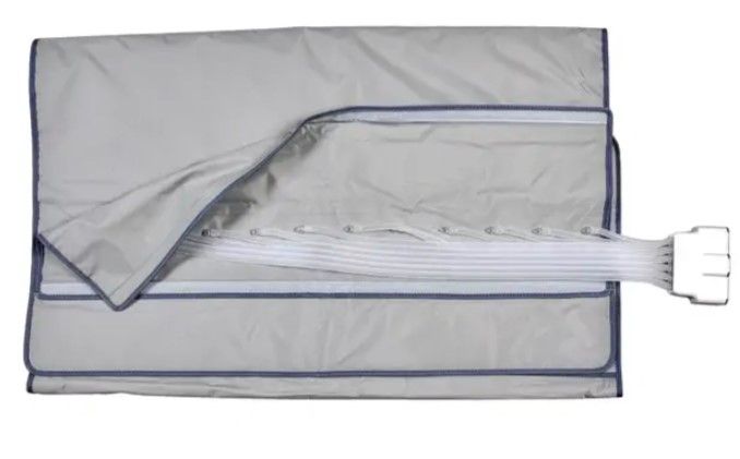 Eine graue Decke mit einem daran befestigten weißen Riemen.