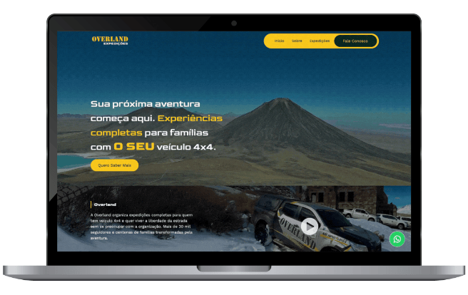 Mulher em um laptop sorri para uma tela com um gráfico intitulado