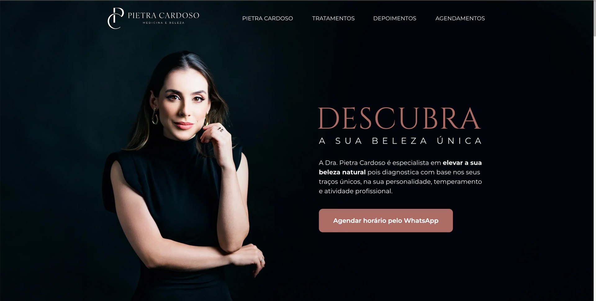 Mulher de vestido preto, com o texto 
