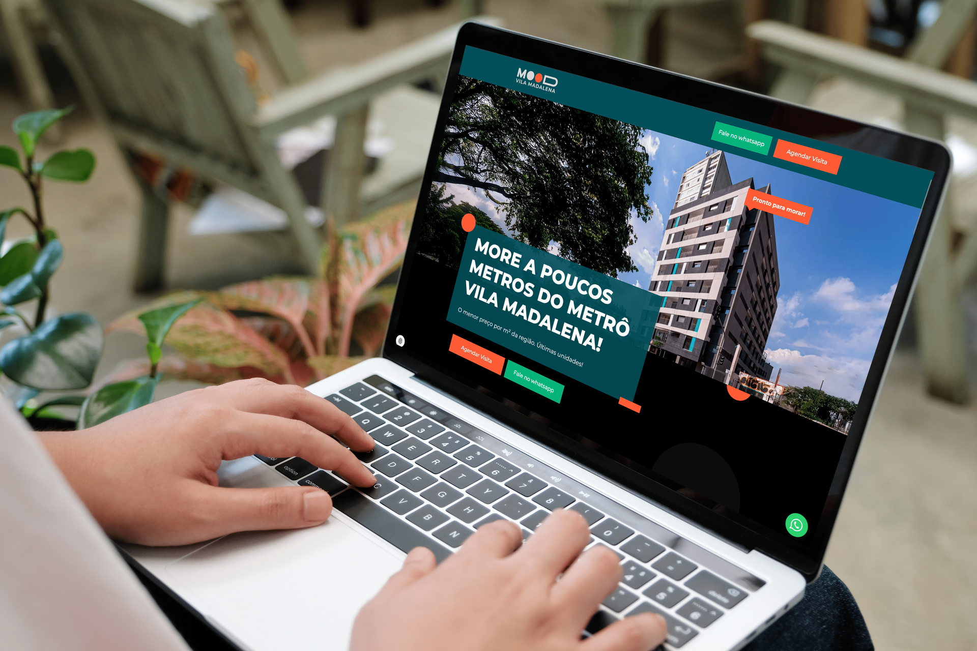 Mulher em um laptop sorri para uma tela com um gráfico intitulado