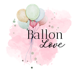Vor einem rosa Hintergrund hängt ein Bündel Luftballons an einer Schnur.