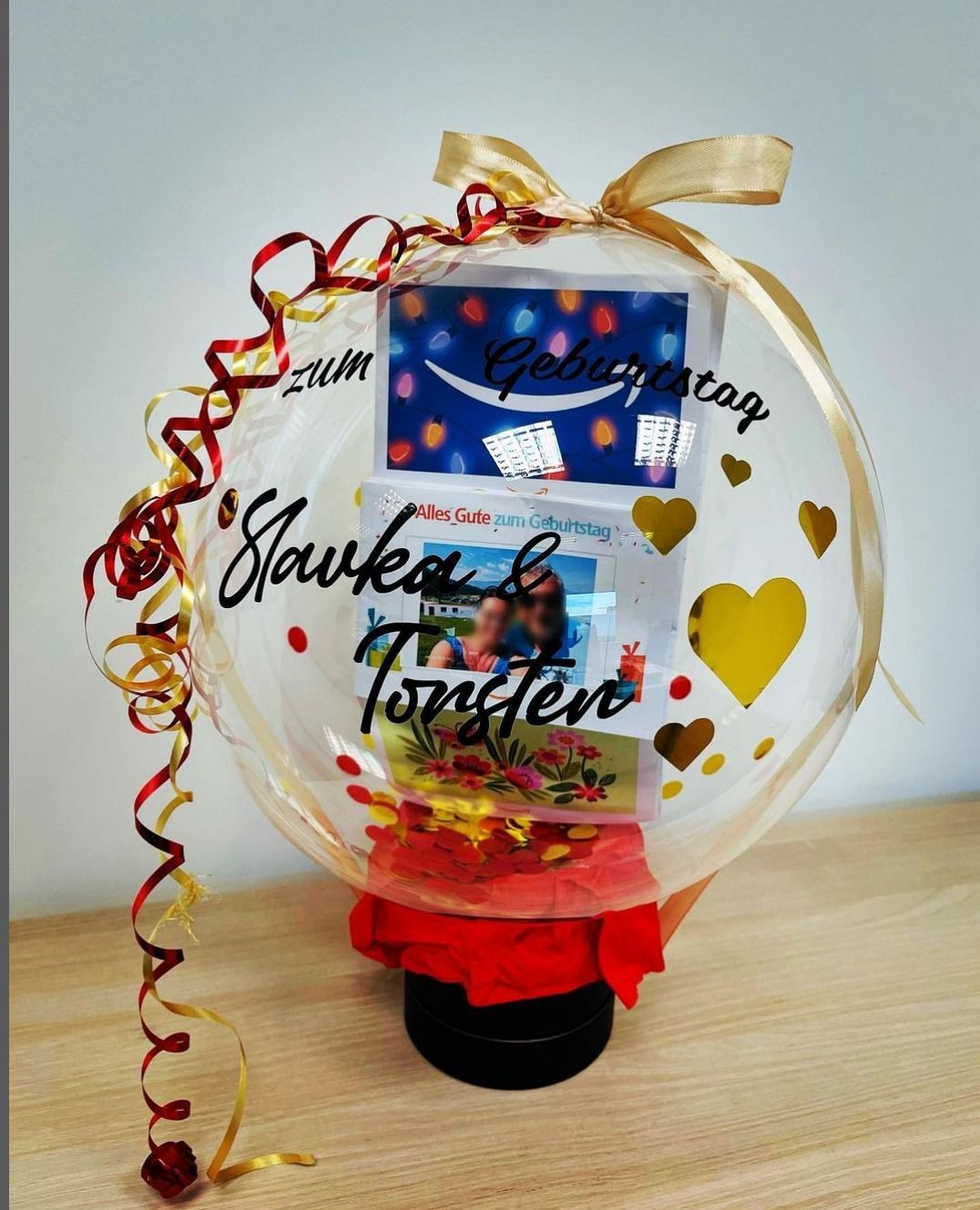 Ein Ballon mit einem Bild darin, auf dem „Hawka & Torsten“ steht