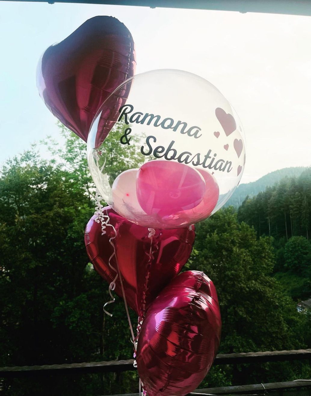 Ein Haufen Luftballons mit den Namen Ramona und Sebastian darauf.