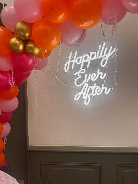 Geburtstagsballonstrauß mit Blumen: durchsichtiger Ballon, Aufschrift „Happy Birthday Nemka“