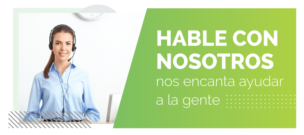 Mujer con auriculares sonriendo, frente a un fondo blanco, el lado derecho tiene el texto verde