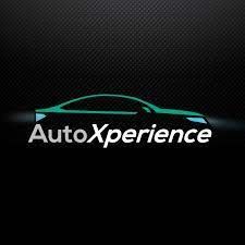 Logotipo para AutoXperience: una silueta de automóvil turquesa con el texto blanco 