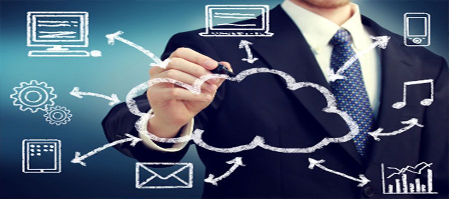 Una persona vestida con traje dibuja un icono de una nube rodeado de iconos digitales, que representan la computación en la nube y la conectividad.