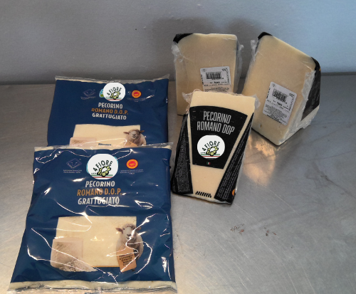 Tre blocchi di formaggio Pecorino Romano avvolti su uno sfondo bianco.
